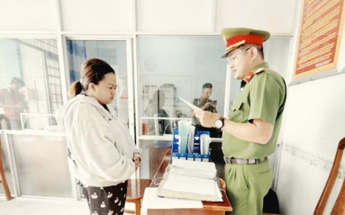 Công an đọc lệnh bắt tạm giam đối với Lưu Thị Như Băng - Ảnh CACC