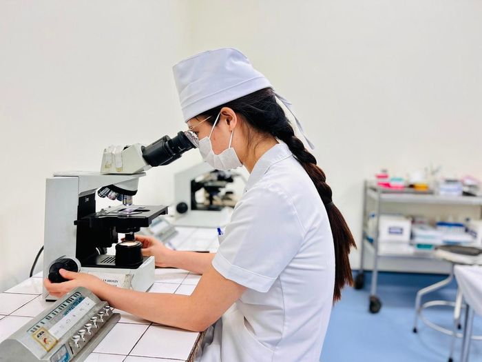 Thượng úy Trần Thị Tâm đề xuất đề tài luận văn Bác sĩ nội trú: "Nghiên cứu thực trạng tật khúc xạ và một số yếu tố nghề nghiệp liên quan ở Bộ đội tác chiến mạng tại đơn vị X" và bảo vệ thành công luận văn với 9,5 điểm, đạt xuất sắc.