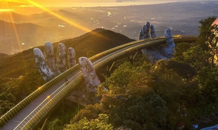 Cầu Vàng tại Đà Nẵng trở thành một biểu tượng du lịch nổi bật, góp phần tạo dấu ấn riêng cho điểm đến và thu hút du khách trong nước lẫn quốc tế