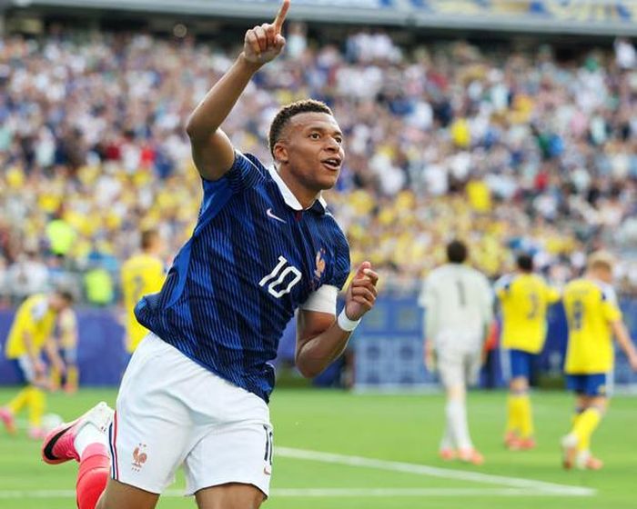 Mbappe tiếp tục là đội trưởng đội tuyển Pháp dưới thời Zidane. Ảnh: Al Bello/Getty Images