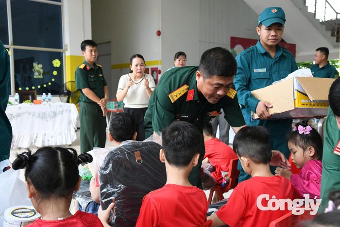 Thượng tá Lê Chánh Tín - Phó Chủ nhiệm Chính trị Bộ CHQS tỉnh Tây Ninh, tặng những phần quà ý nghĩa đến các em nhỏ tại Trung tâm chăm sóc, nuôi dưỡng và giáo dục trẻ em mồ côi Cần Giuộc.