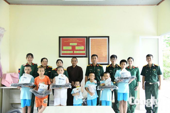 Đoàn công tác đến thăm các em nhỏ tại Cơ sở bảo trợ xã hội chăm sóc trẻ em mồ côi Thanh Bình.
