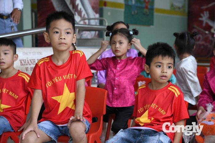 Hình ảnh các em hóa hức đón chờ những phần quà từ đoàn công tác.