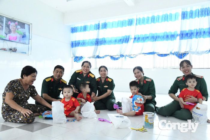 Đoàn công tác đến thăm các em nhỏ tại Trung tâm chăm sóc, nuôi dưỡng và giáo dục trẻ em mồ côi Cần Giuộc.