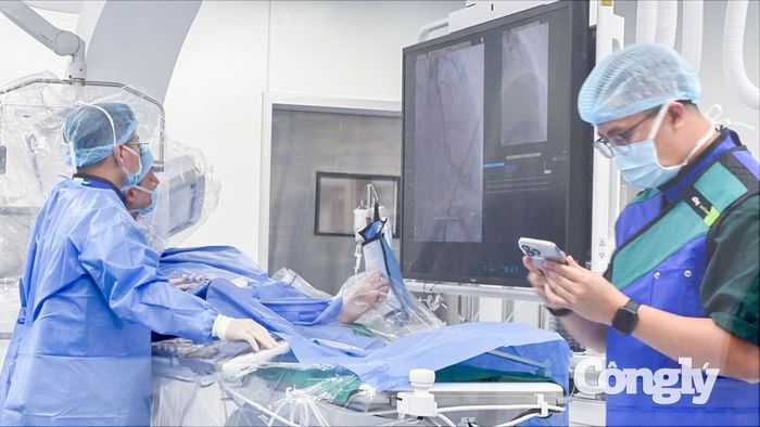 Bệnh viện Chợ Rẫy phối hợp cứu sống 2 bệnh nhân nhồi máu cơ tim tại Phú Quốc.