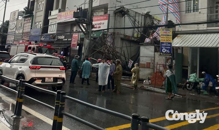 Vụ sập nhà làm tuyến đường trở nên ùn tắc nhưng đã được lực lượng chức năng nhanh chóng giải quyết, đảm bảo an toàn người dân xung quanh khu vực