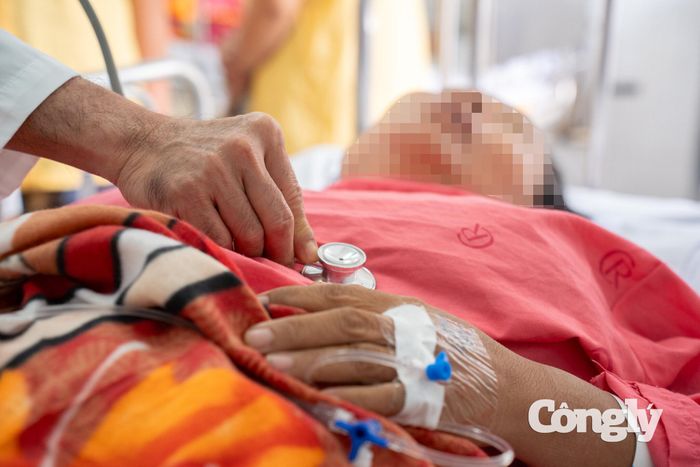 Người phụ nữ bị nhánh cây rơi đè trúng xe máy trên đường An Dương Vương hiện tỉnh táo, tiếp xúc tốt, các dấu hiệu sinh hiệu ổn định.
