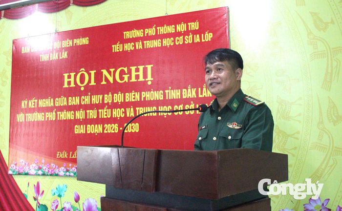 Đại tá Rơ Lan Ngân, Phó Chính ủy Ban Chỉ huy Bộ đội Biên phòng tỉnh Đắk Lắk phát biểu tại hội nghị.