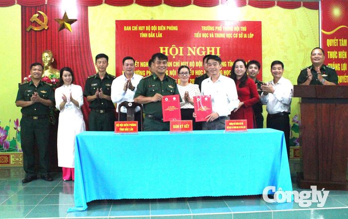 Đại diện lãnh đạo 2 đơn vị ký chương trình kết nghĩa.