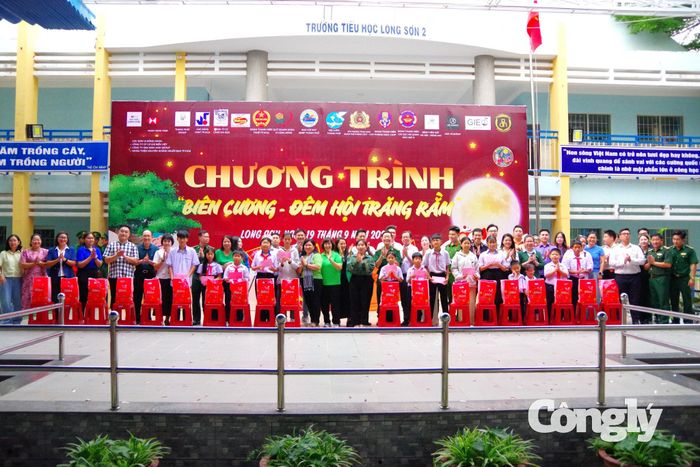 Ban tổ chức chương trình và các đơn vị phối hợp cùng các mạnh thường quân chụp hình với các cháu thiếu nhi xã Long Sơn, TP.HCM.