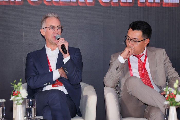 Ông Chad Ovel (trái) bất ngờ công bố thương vụ IPO F88 có thể diễn ra vào cuối năm nay.