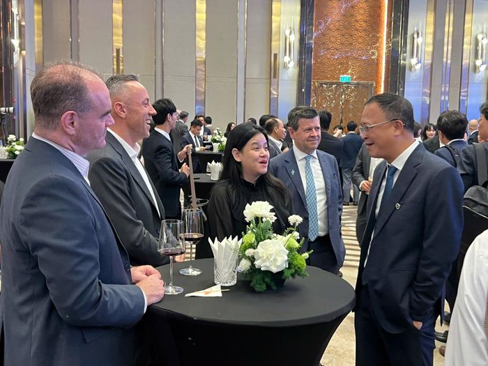 Đại diện các định chế tài chính quốc tế chúc mừng thị trường Việt Nam chính thức được nâng hạng. Ảnh: DP