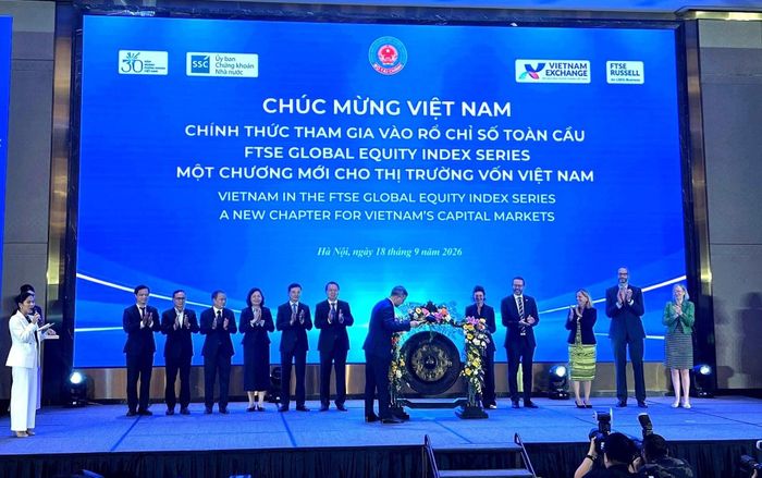 Bộ trưởng Bộ Tài chính Ngô Văn Tuấn đánh cồng đánh dấu Việt Nam chính thức tham gia vào chỉ số thị trường mới nổi của FTSE. Ảnh: DP