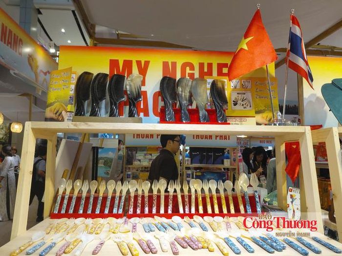 Một số sản phẩm thủ công mỹ nghệ của Công ty Mỹ nghệ Pacific tại khu gian hàng Hà Nội tại Tuần lễ Việt Nam tại Thái Lan 2026.