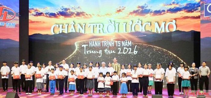 Trao nhiều phần quà ý nghĩa cho các em học sinh nhân dịp Tết Trung thu