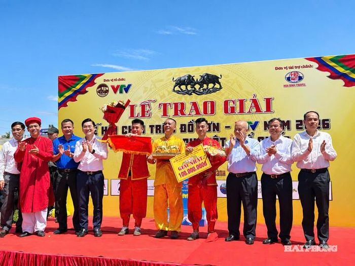 Lãnh đạo TP. Hải Phòng và Ban Tổ chức trao giải nhất tặng chủ Trâu đoạt giải nhất.