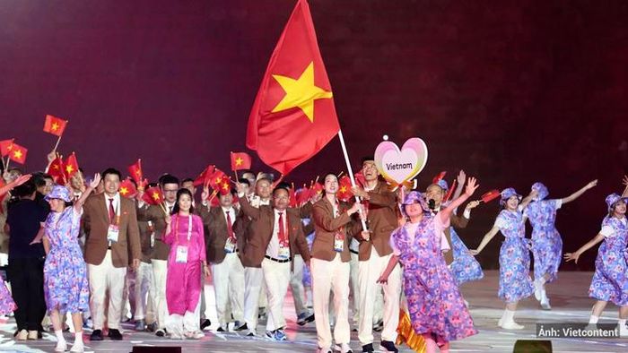 Tại lễ khai mạc ASIAD 2026, các đoàn thể thao lần lượt tiến vào sân vận động Mizuho Park theo bảng chữ cái tiếng Anh.