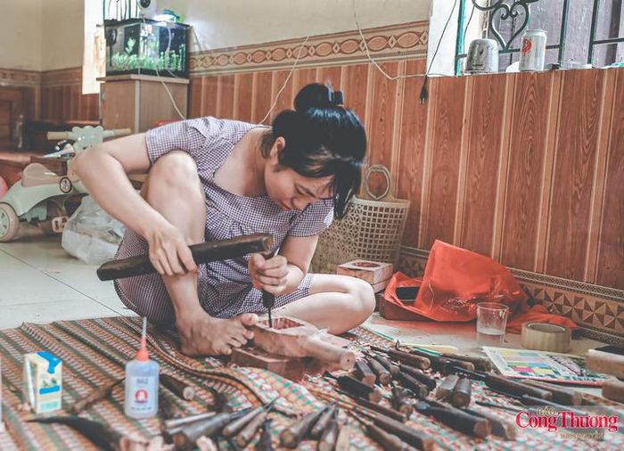 Vào mùa cao điểm trước Tết Trung thu, khi đơn hàng dồn về nhiều, công việc trong nhà ông Bản cũng trở nên tất bật hơn. Vợ và con gái ông phải cùng vào xưởng phụ giúp các khâu chuẩn bị phôi, làm sạch, hoàn thiện và đóng gói sản phẩm để kịp trả khách.