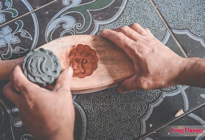 Để kiểm tra độ sắc nét và độ sâu của từng chi tiết sau khi chạm khắc, ông Bản thường dùng đất sét ép thử vào khuôn. Qua bản in trên đất sét, người thợ có thể nhìn rõ những đường nét chưa đều, chỗ còn nông hoặc chưa sắc để tiếp tục chỉnh sửa. Chỉ khi từng hoa văn hiện lên rõ ràng, cân đối, chiếc khuôn mới được coi là hoàn thiện.