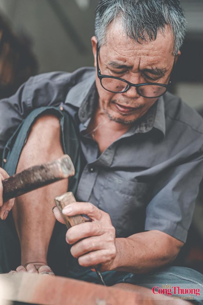 Những khuôn phổ thông có thể hoàn thành trong vài giờ. Nhưng gặp mẫu phức tạp, kích thước lớn hoặc đặt riêng, người thợ phải mất nhiều ngày, thậm chí lâu hơn. Có lần, ông Bản từng dành tới một tháng cho chiếc khuôn cỡ lớn có thể đóng lượng bột lên tới khoảng một tạ.