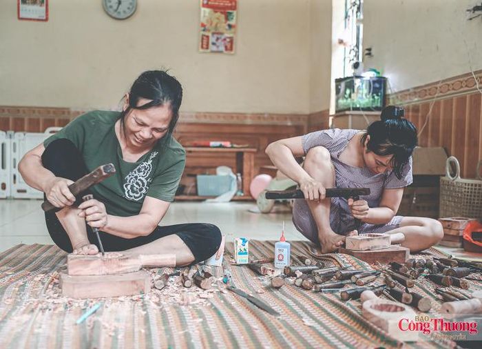 Cả gia đình cùng làm, có những ngày từ sáng sớm đến tối muộn mới nghỉ, chỉ mong những chiếc khuôn kịp đến tay khách trước mùa trăng.