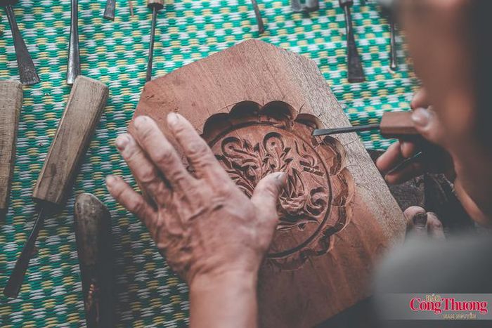 Điều khó nhất không nằm ở sức lực mà ở việc “đọc” được thớ gỗ. Chỉ cần một nhát đục quá tay, đường nét có thể vỡ, cả phần công sức trước đó phải làm lại từ đầu. Bởi vậy, mỗi chiếc khuôn gần như không chỉ là một sản phẩm mộc, mà còn mang dấu ấn riêng của người tạo ra nó.