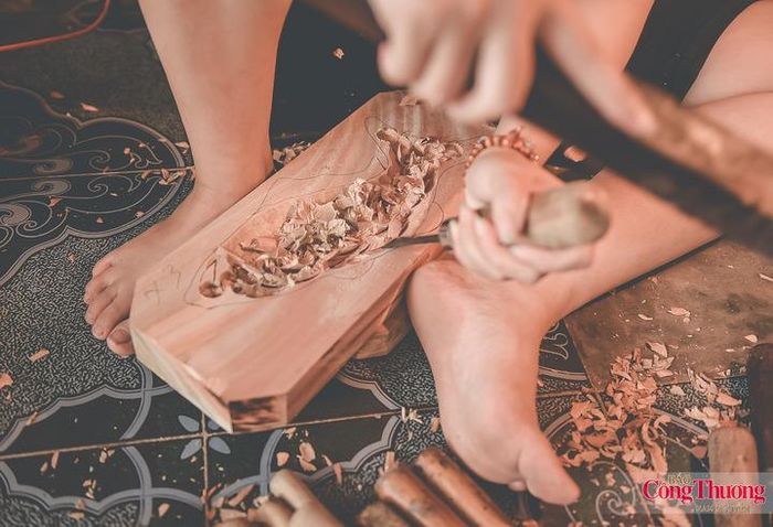 “Riêng công đoạn điêu khắc thì phải làm thủ công”, ông Bản từng nói.