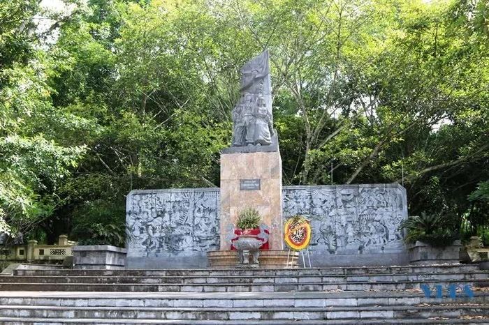 Tượng đài Chiến khu Ngọc Trạo. Ảnh Việt Hương