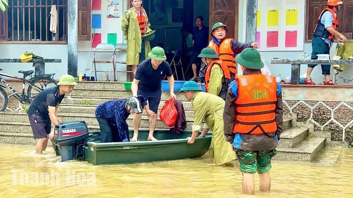 Các lực lượng hỗ trợ người dân xã Nông Cống di chuyển đến nơi tránh trú an toàn.