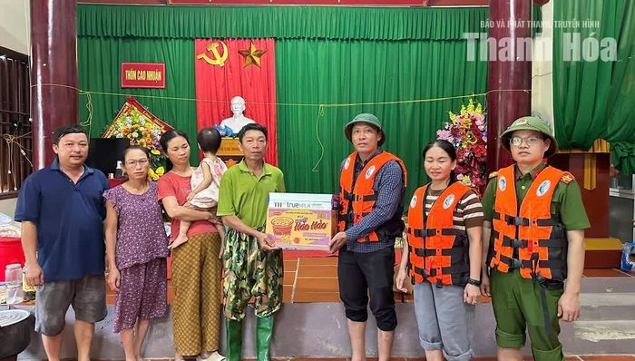Hỗ trợ lương thực thực phẩm cho người dân ở nơi tránh trú tập trung.
