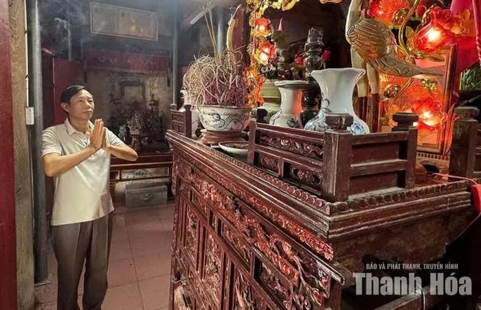 Con cháu dòng họ Trần dâng hương tại đền thờ Tướng quân Trần Lựu. Ảnh: Khắc Công