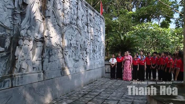 Cô giáo Nguyễn Thị Thìn, giáo viên Trường THCS Thành Tâm, phân hiệu Ngọc Trạo giới thiệu cho học sinh về Chiến khu du kích Ngọc Trạo.