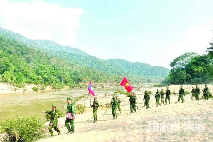Lực lượng chức năng hai tỉnh Thanh Hóa - Hủa Phăn tuần tra bảo vệ biên giới đoạn dọc sông Mã qua Cửa khẩu Tén Tằn. Ảnh: Ngọc Huấn