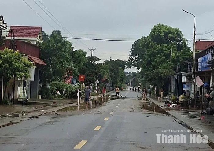 Người dân dọn dẹp vệ sinh môi trường tại khu dân cư.