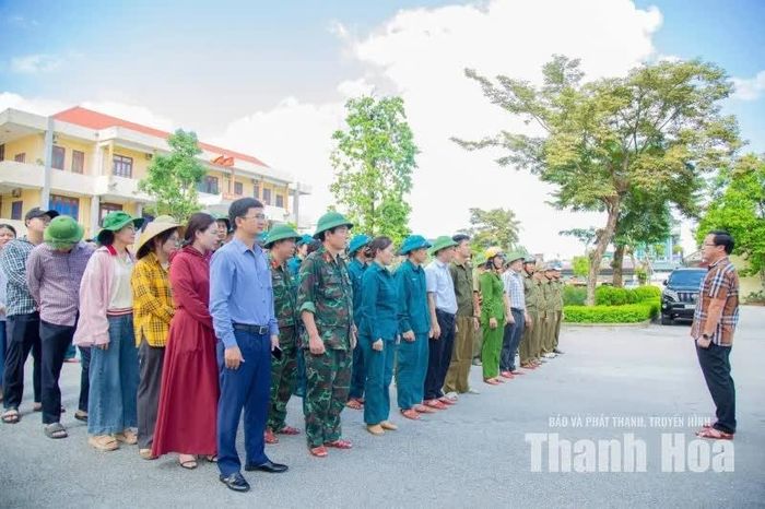 Đảng ủy, UBND xã Hậu Lộc đã phát động đợt ra quân cao điểm hỗ trợ người dân thu hoạch lúa vụ mùa.