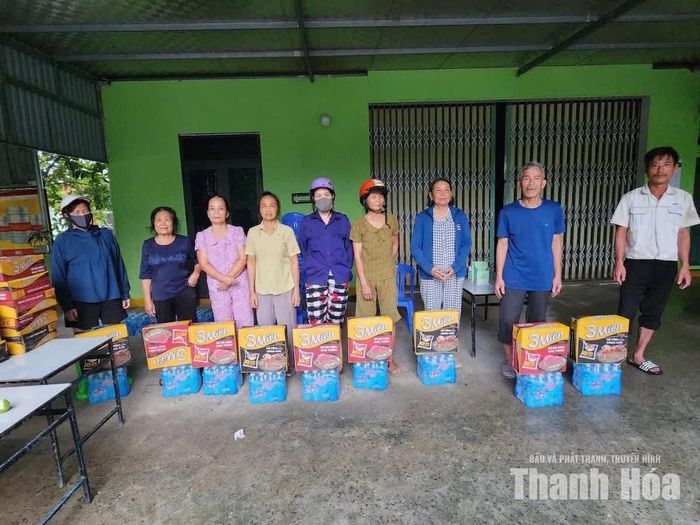 Xã Thạch Bình hỗ trợ thực phẩm và nước uống cho các hộ phải sơ tán.