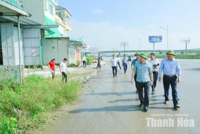 Phó Chủ tịch UBND tỉnh Cao Văn Cường cùng tổ công tác kiểm tra Dự án Nâng cấp, cải tạo đường giao thông Hoằng Kim - Hoằng Quỳ.
