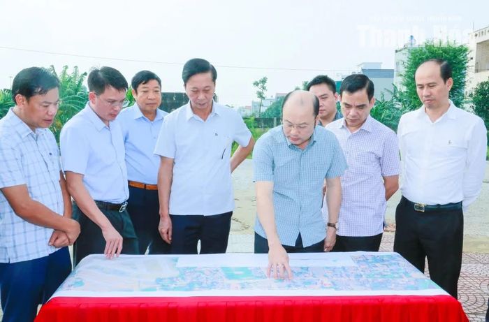 Phó Chủ tịch UBND tỉnh Cao Văn Cường cùng tổ công tác kiểm tra Dự án Nâng cấp, mở rộng tuyến đường Thịnh - Đông, giai đoạn 2.