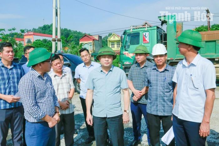 Phó Chủ tịch UBND tỉnh Cao Văn Cường cùng đoàn công tác kiểm tra dự án kiên cố hóa kênh 10 xã thuộc huyện Hậu Lộc cũ.