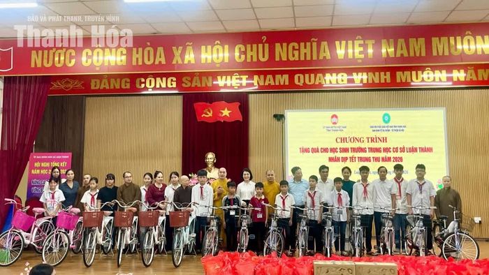 Đại diện đoàn công tác trao xe đạp cho các em học sinh Trường THCS Luận Thành.