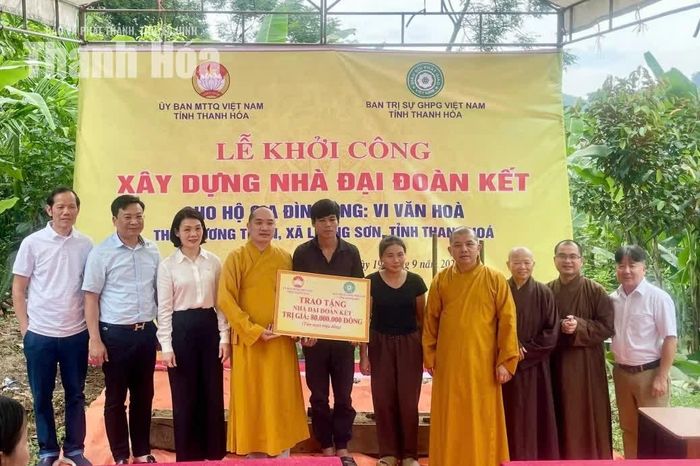 Trao tiền hỗ trợ xây dựng nhà “Đại đoàn kết” cho gia đình anh Vi Văn Hòa ở thôn Lương Thiện, xã Lương Sơn.
