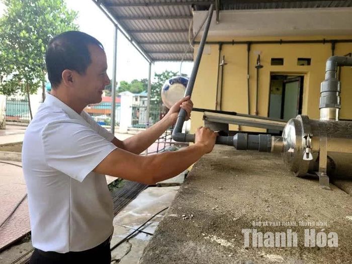 Giáo viên Trường Phổ thông Dân tộc nội trú THCS Mường Lát (xã Mường Lát) kiểm tra hệ thống ống nước khu ký túc xá học sinh.