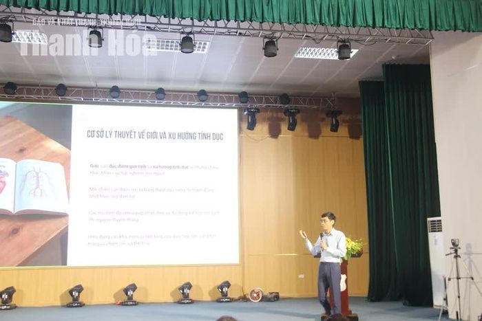 PGS.TS.BS. Nguyễn Hoài Bắc, Trưởng Khoa Nam học và Y học giới tính, Bệnh viện Đại học Y Hà Nội; Giảng viên cao cấp Trường Đại học Y Hà Nội trình bày chuyên đề tại hội thảo.