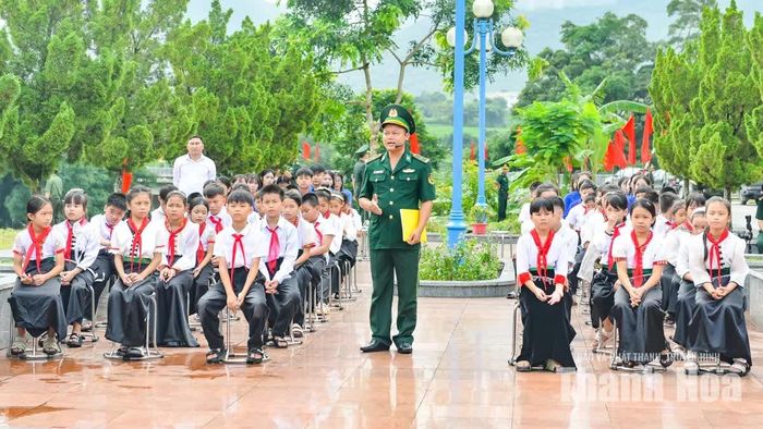 Các em nhỏ nghiêm túc quan sát từng động tác nghiệp vụ. Ánh mắt tròn xoe đầy vẻ thán phục, ngưỡng mộ trước tác phong chính quy, chuẩn xác của các chú bộ đội. Bên cột mốc chủ quyền, hình ảnh người lính biên cương trở nên vĩ đại và đáng tự hào hơn bao giờ hết qua con mắt trẻ thơ.