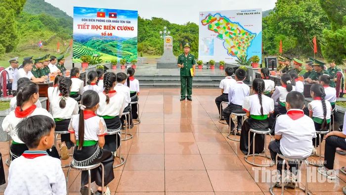 Không bục giảng, không phấn trắng, bài học bên cột mốc giúp các em nhỏ vùng cao Mường Lát hiểu trọn vẹn hơn về đường biên, tấc đất của quê hương. Tiết học kết thúc nhưng hạt mầm tình yêu biên cương đã lặng lẽ nảy nở trong lòng mỗi đứa trẻ. Mai này lớn lên, chính những đứa trẻ hồn nhiên hôm nay sẽ là những “cột mốc sống”, cùng chung tay giữ bình yên cho quê hương.