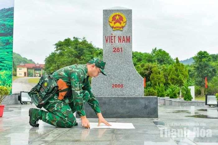 Thị phạm thao tác kiểm tra thông số kỹ thuật và độ nguyên trạng của cột mốc quốc giới 281.