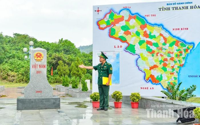 Lớp học thực địa sôi nổi hơn khi thầy giáo đặt câu hỏi: “Khi phát hiện mốc giới bị xâm phạm, các em sẽ làm gì?”. Ánh mắt rạng ngời, tinh nghịch nhưng dứt khoát, các em đua nhau xung phong phát biểu, tạo nên bầu không khí rộn rã, hào hứng giữa núi rừng.