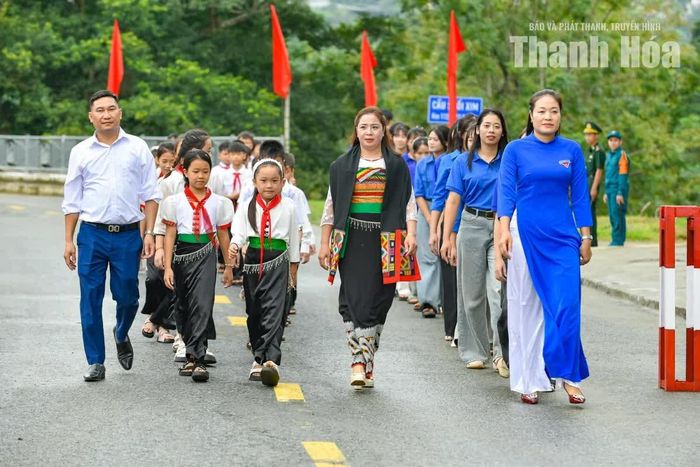 Giữa không gian khoáng đạt của núi rừng biên ải, các cô bé, cậu bé vùng cao xúng xính trong trang phục dân tộc, xếp hàng ngay ngắn. Nét mặt các em vừa bỡ ngỡ, vừa tò mò trước không gian lớp học đặc biệt.
