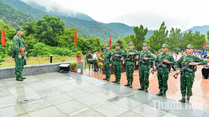Đội hình các chiến sĩ bước đi dứt khoát, đồng loạt làm lễ chào mốc trang trọng. Giữa tiếng gió ngàn xào xạc, không gian như lắng đọng. Từng cử chỉ kiên định của người lính biên phòng toát lên khí thế oai nghiêm, thiêng liêng nơi tuyến đầu Tổ quốc.