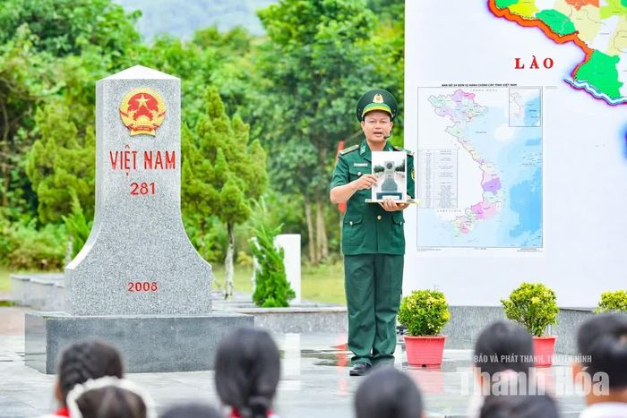 Thiếu tá Nguyễn Chí Tôn, cán bộ Đồn BPCK Tén Tằn trực tiếp đứng lớp bằng phương pháp giảng giải song ngữ Việt - Lào. Không khí trang nghiêm ban đầu nhanh chóng nhường chỗ cho sự ấm áp, gần gũi. Bằng giọng nói trầm ấm, “thầy giáo quân hàm xanh” diễn giải sinh động lịch sử đường biên giới, giúp những kiến thức pháp luật vốn khô khan trở nên dễ hiểu, dễ nhớ với các bạn nhỏ.